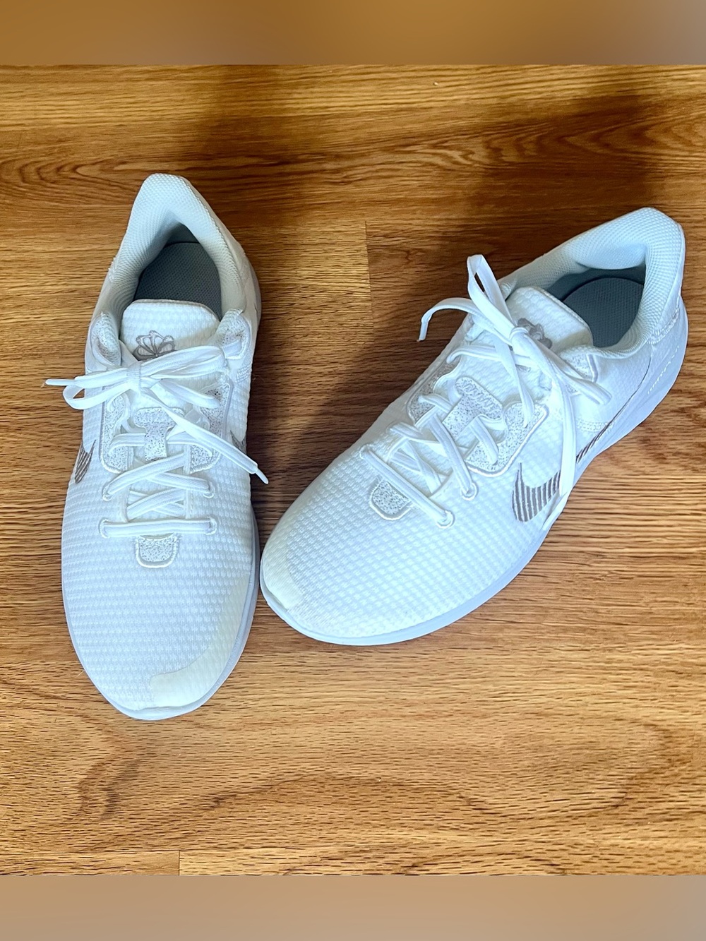 Nike white gray womens sneakers tennis shoes 10 EUC Running experience run flex - Picture 3 of 6